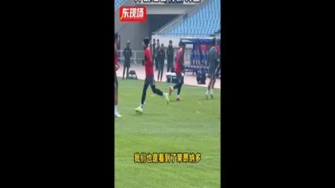 揭秘瞬间！萨拉赫社交平台分享与阿诺德、索博私密对话片段，激起球迷热议